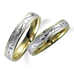 プラチナのペア結婚指輪、内側はイエローゴールド。両方とも彫り加工を施しています。