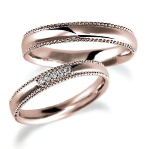 ピンクゴールドのペア結婚指輪・甲丸リング、ダイヤ4個入とシンプル、ミルうち加工
