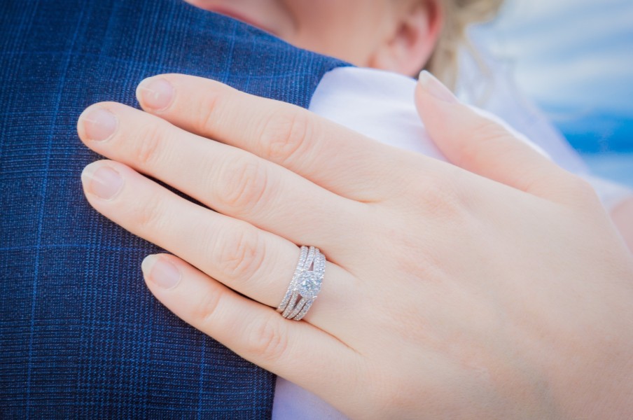 結婚指輪をはめているところ
